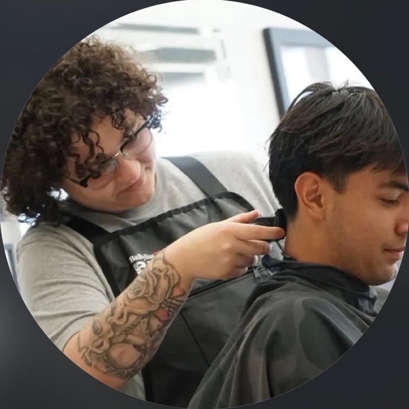 Sarenitydidthat working on a haircut.